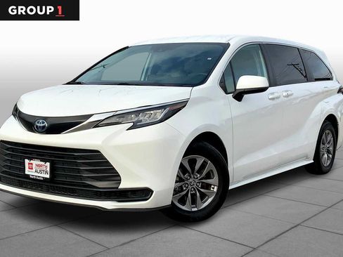Used 2022 Toyota Sienna LE image 1