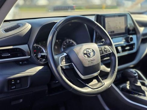 Used 2024 Toyota Highlander LE image 16
