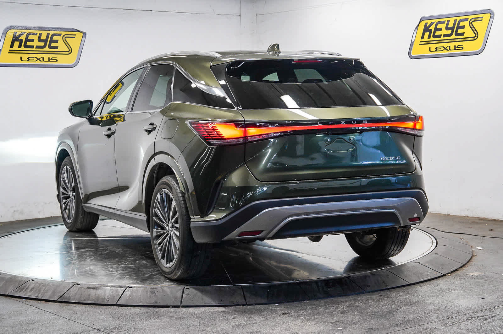 Used 2025 Lexus RX 350 Premium w/ Convenience Package FWD image 2
