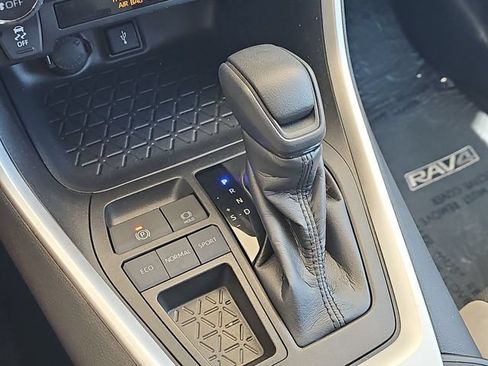 Used 2021 Toyota RAV4 XLE w/ Convenience Package FWD image 14