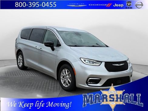 Used 2024 Chrysler Pacifica Touring-L FWD image 1