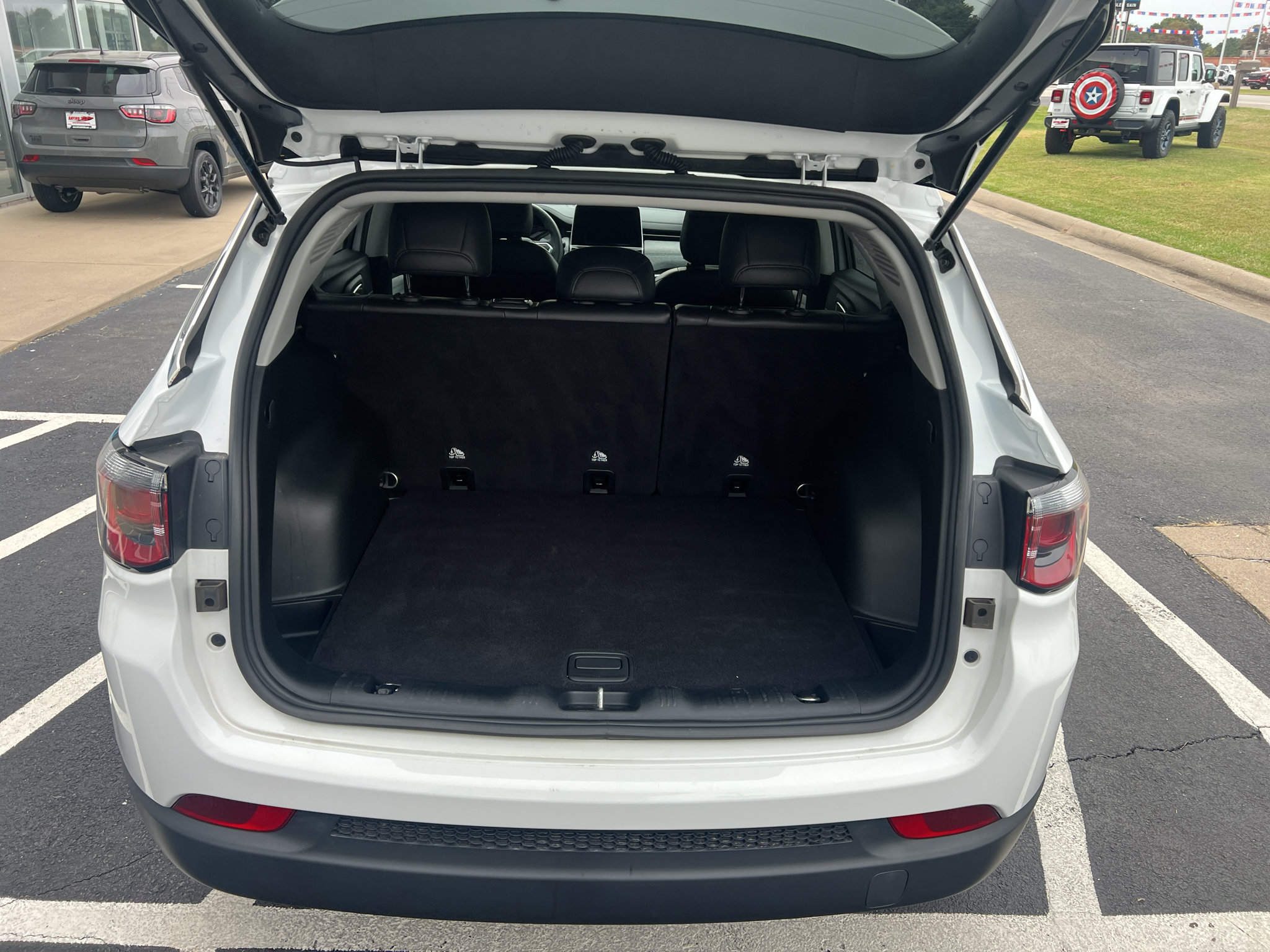 Used 2022 Jeep Compass Latitude FWD image 12