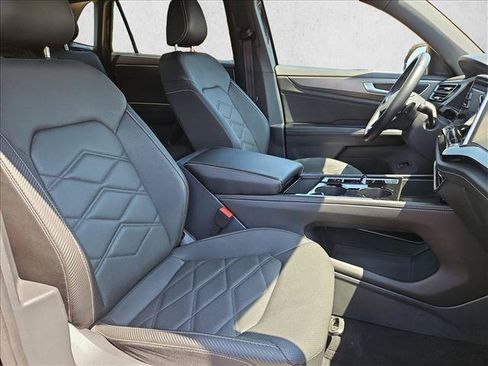 Used 2025 Volkswagen Atlas Cross Sport SE FWD image 21