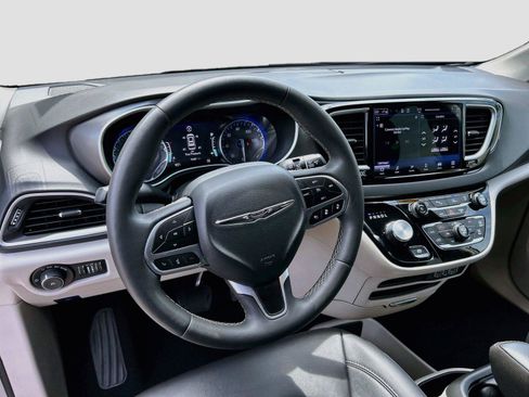 Used 2024 Chrysler Pacifica Touring-L FWD image 39