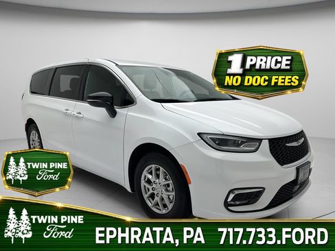 Used 2025 Chrysler Pacifica Select FWD image 1