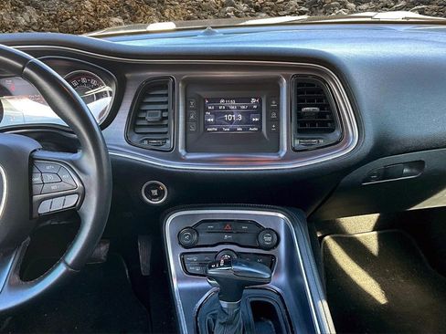 Used 2015 Dodge Challenger SXT image 6