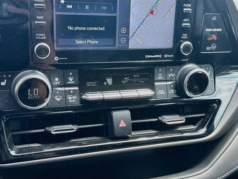 Used 2021 Toyota Highlander XLE AWD/4WD image 23