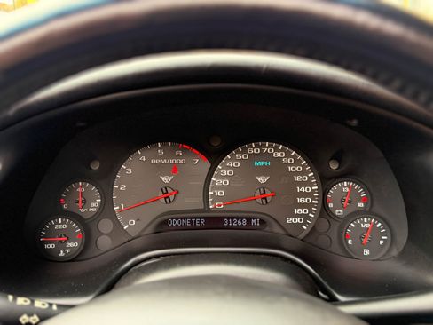 Used 2000 Chevrolet Corvette Convertible w/ Performance Handling Pkg image 25