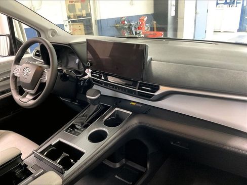 Used 2025 Toyota Sienna XLE w/ XLE Plus Package AWD/4WD image 14