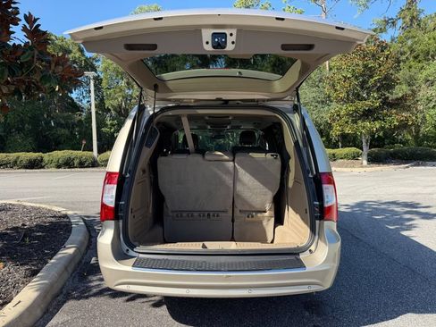 Used 2016 Chrysler Town & Country Limited Platinum FWD image 25