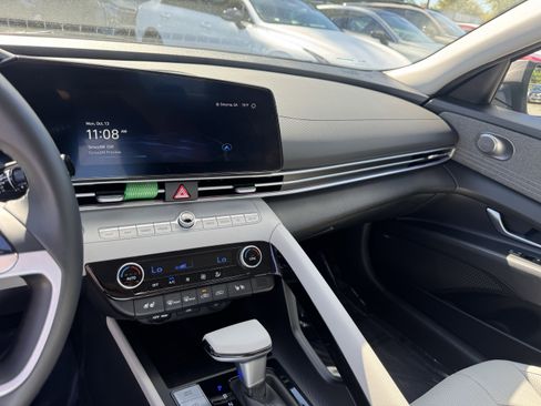 Used 2023 Hyundai Elantra Limited image 29