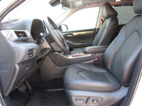 Used 2025 Toyota Highlander Platinum AWD/4WD image 12