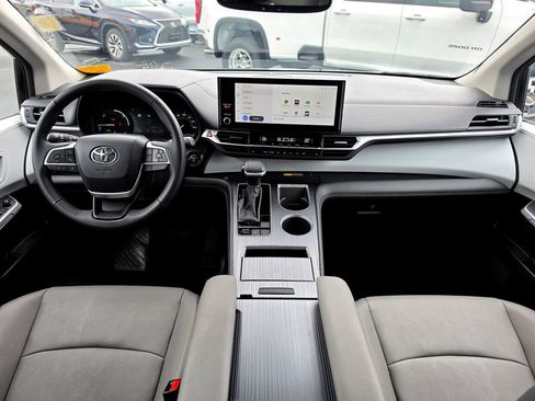 Used 2026 Toyota Sienna XLE FWD image 17