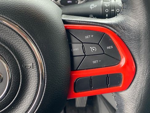 Used 2018 Jeep Renegade Latitude w/ Cold Weather Group image 17