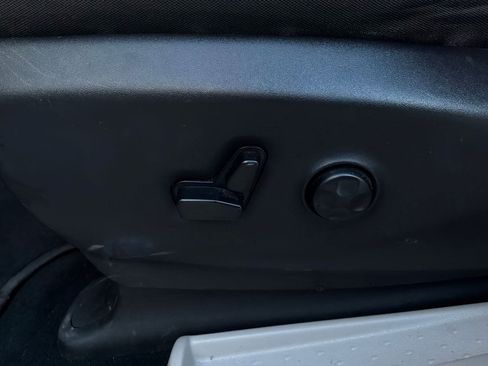Used 2023 Chrysler Voyager LX FWD image 10