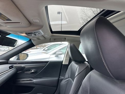 Used 2019 Lexus ES 350 w/ Premium Package image 4