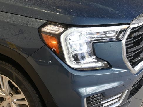 Used 2024 GMC Terrain SLE w/ Driver Convenience Package image 11