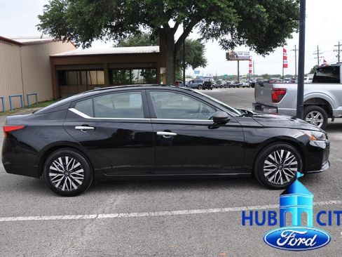 Used 2024 Nissan Altima 2.5 SV FWD image 6