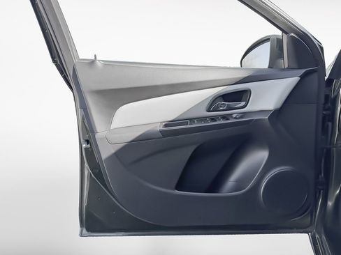 Used 2015 Chevrolet Cruze LT image 12