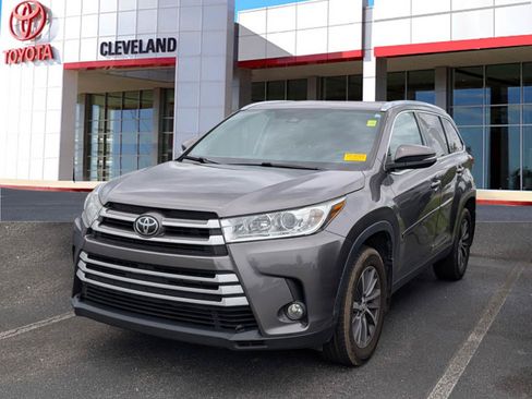 Used 2019 Toyota Highlander XLE AWD/4WD image 4