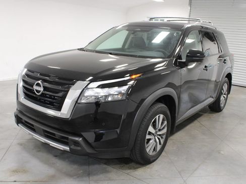 Used 2025 Nissan Pathfinder SL FWD image 4
