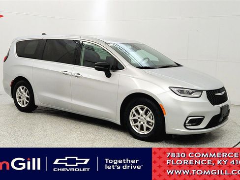 Used 2024 Chrysler Pacifica Touring-L FWD image 1