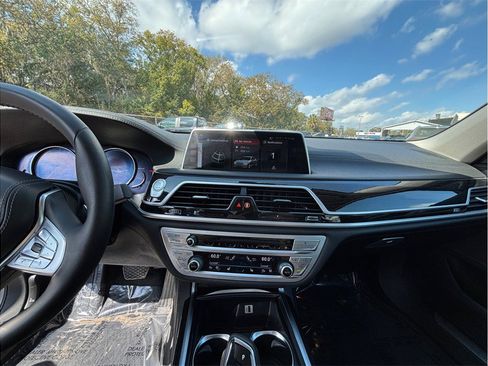 Used 2018 BMW 750i image 11