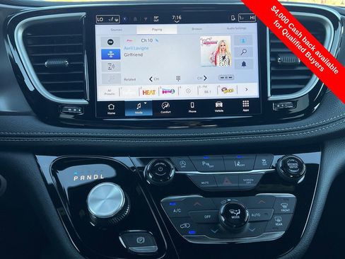 New 2026 Chrysler Pacifica Select image 4