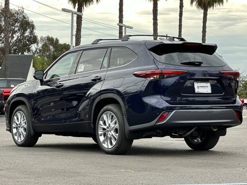New 2026 Toyota Highlander Limited image 3