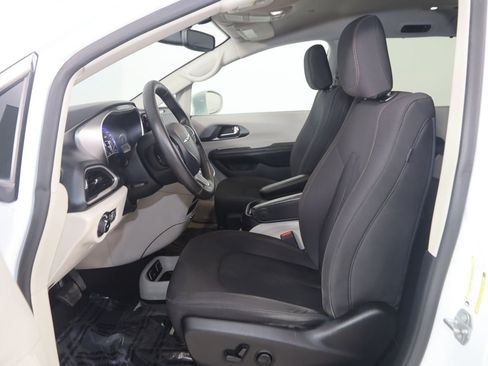 Used 2020 Chrysler Pacifica Touring FWD image 10