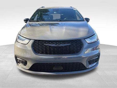 Used 2025 Chrysler Pacifica Limited image 9