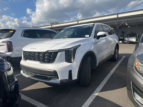 Used 2024 Kia Sorento LX image 3
