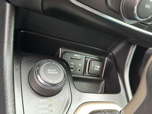 Used 2016 Jeep Cherokee Latitude w/ Cold Weather Group AWD/4WD image 16