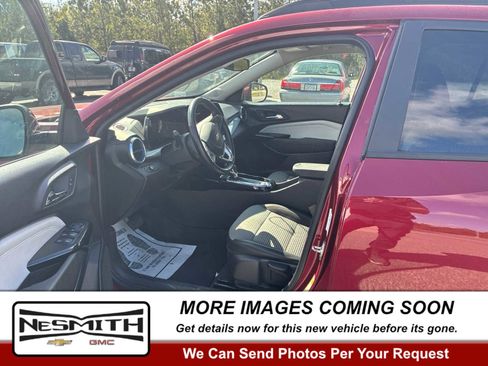 Used 2025 Chevrolet Trax LT w/ LT Convenience Package FWD image 1