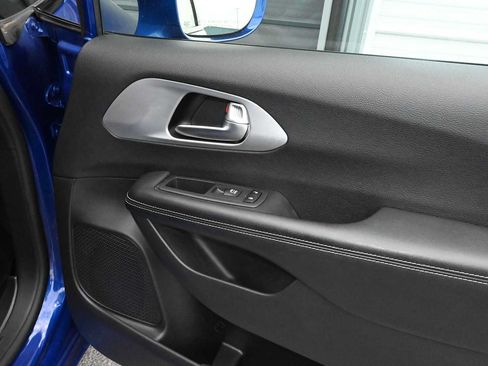 Used 2019 Chrysler Pacifica Touring-L Plus w/ Advanced Safetytec Group FWD image 19