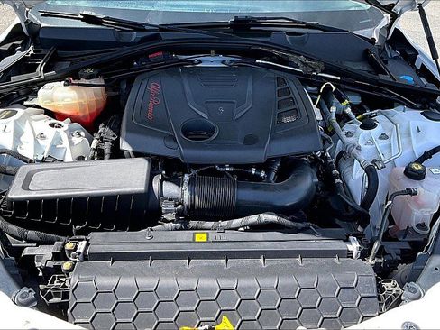 Used 2019 Alfa Romeo Giulia image 9