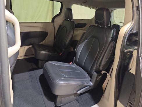 Used 2022 Chrysler Pacifica Touring-L FWD image 23