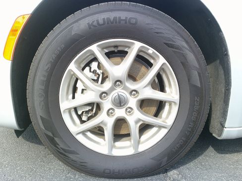 Used 2024 Chrysler Pacifica Touring-L FWD image 10
