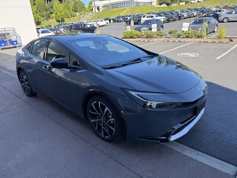 Used 2026 Toyota Prius Plug-In Hybrid FWD image 6