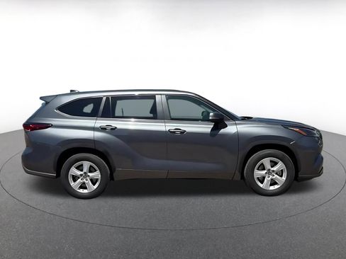 Used 2025 Toyota Highlander LE image 16