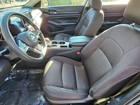 Used 2024 Nissan Altima 2.5 SV image 14