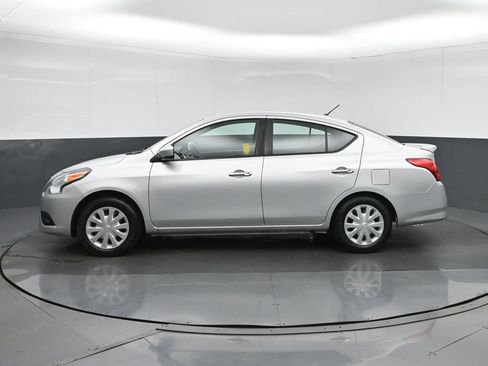 Used 2017 Nissan Versa SV FWD image 4