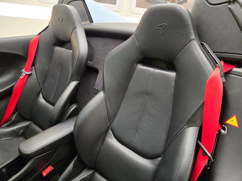 Used 2018 McLaren 570S Spider image 28