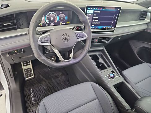 New 2026 Volkswagen Tiguan SE R-Line AWD/4WD image 2