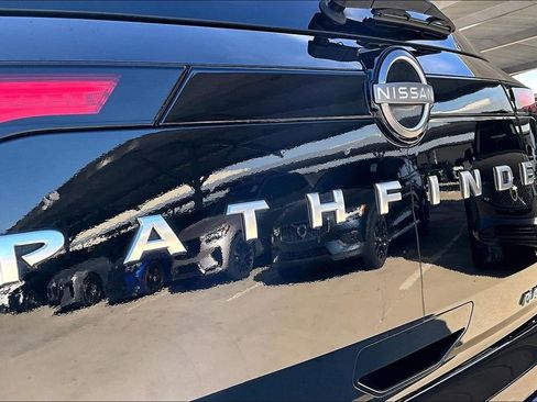 Used 2024 Nissan Pathfinder Platinum w/ Cargo Package image 40