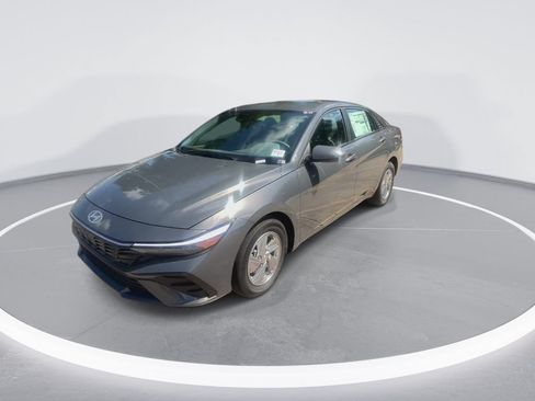 Used 2026 Hyundai Elantra SE FWD image 4