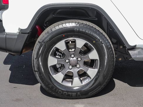 Used 2018 Jeep Wrangler Unlimited Sahara AWD/4WD image 9
