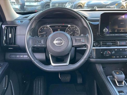 Used 2025 Nissan Pathfinder SV image 5