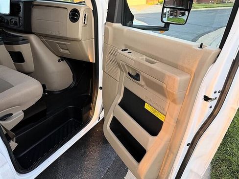 Used 2014 Ford E-450 and Econoline 450 Super Duty w/ Motorhome Prep Package RWD image 8
