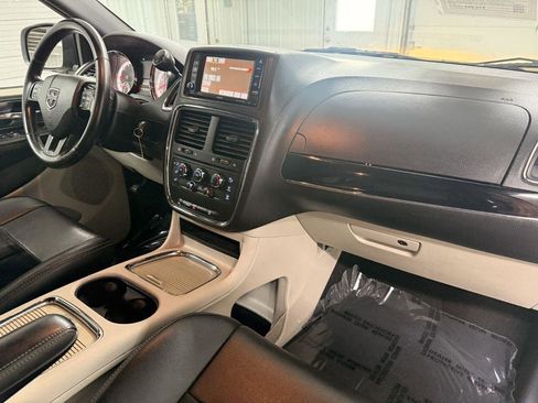 Used 2017 Dodge Grand Caravan SXT image 40